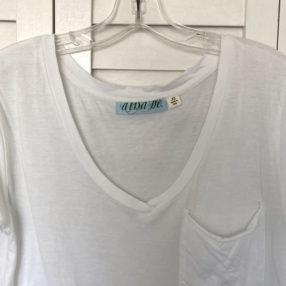Francesca’s collection white v-neck with pocket tshirt. Size XS, fits like S-M - Picture 2 of 5